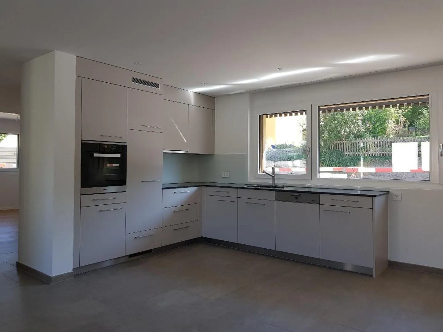Modern 2.5-room apartment with large garden terrace - Photo 2 of 8
