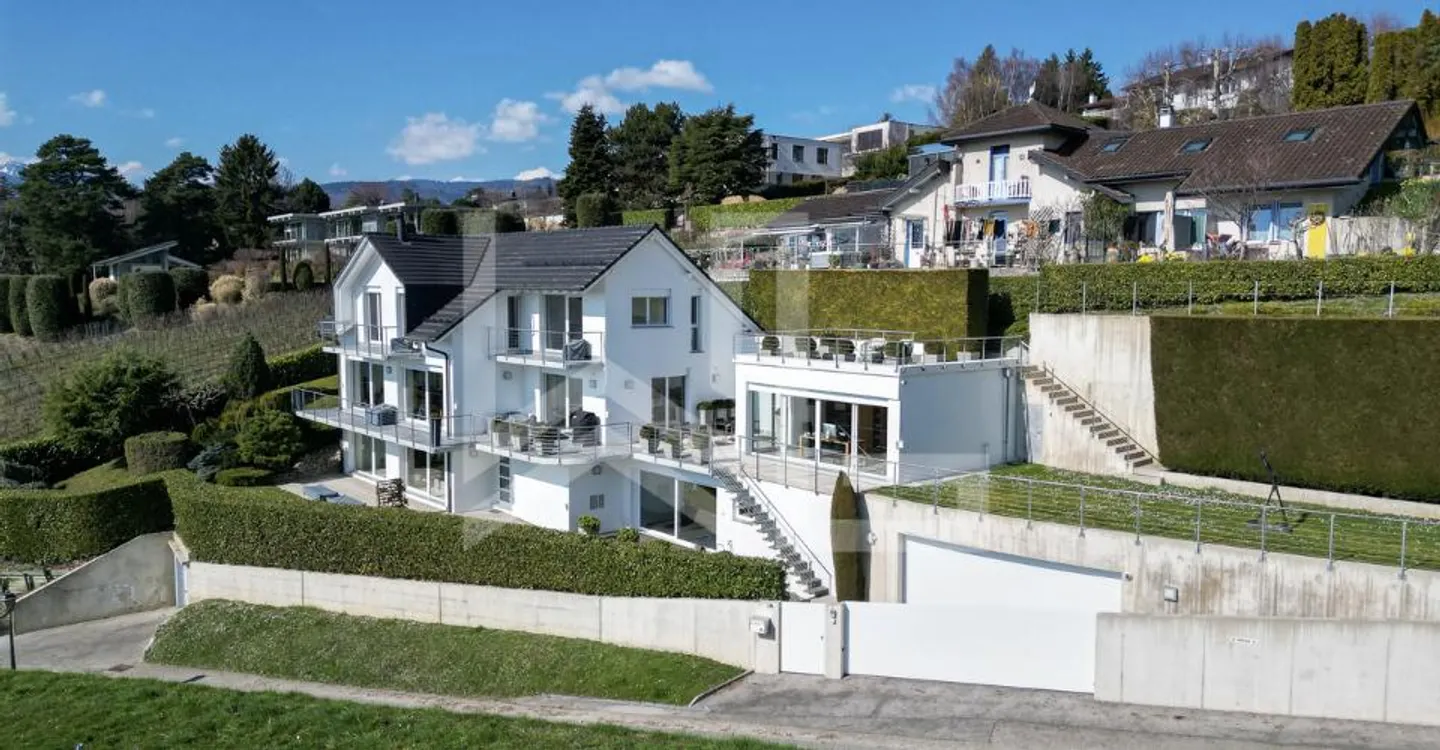 Exceptional contemporary villa with spectacular panorama over the lake - Photo 10 of 11