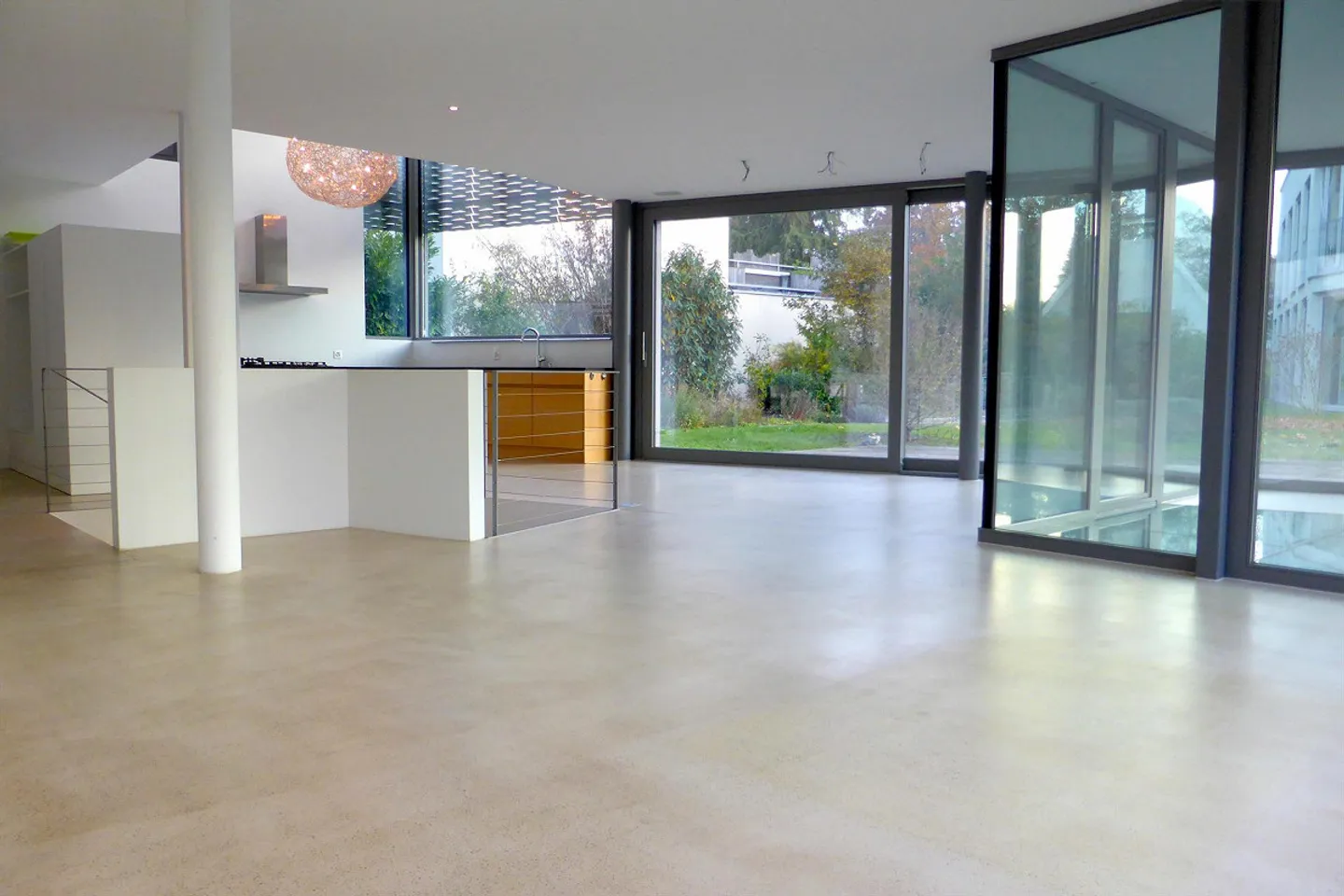 Appartamento duplex moderno e unico con area giardino - Foto 3 di 13