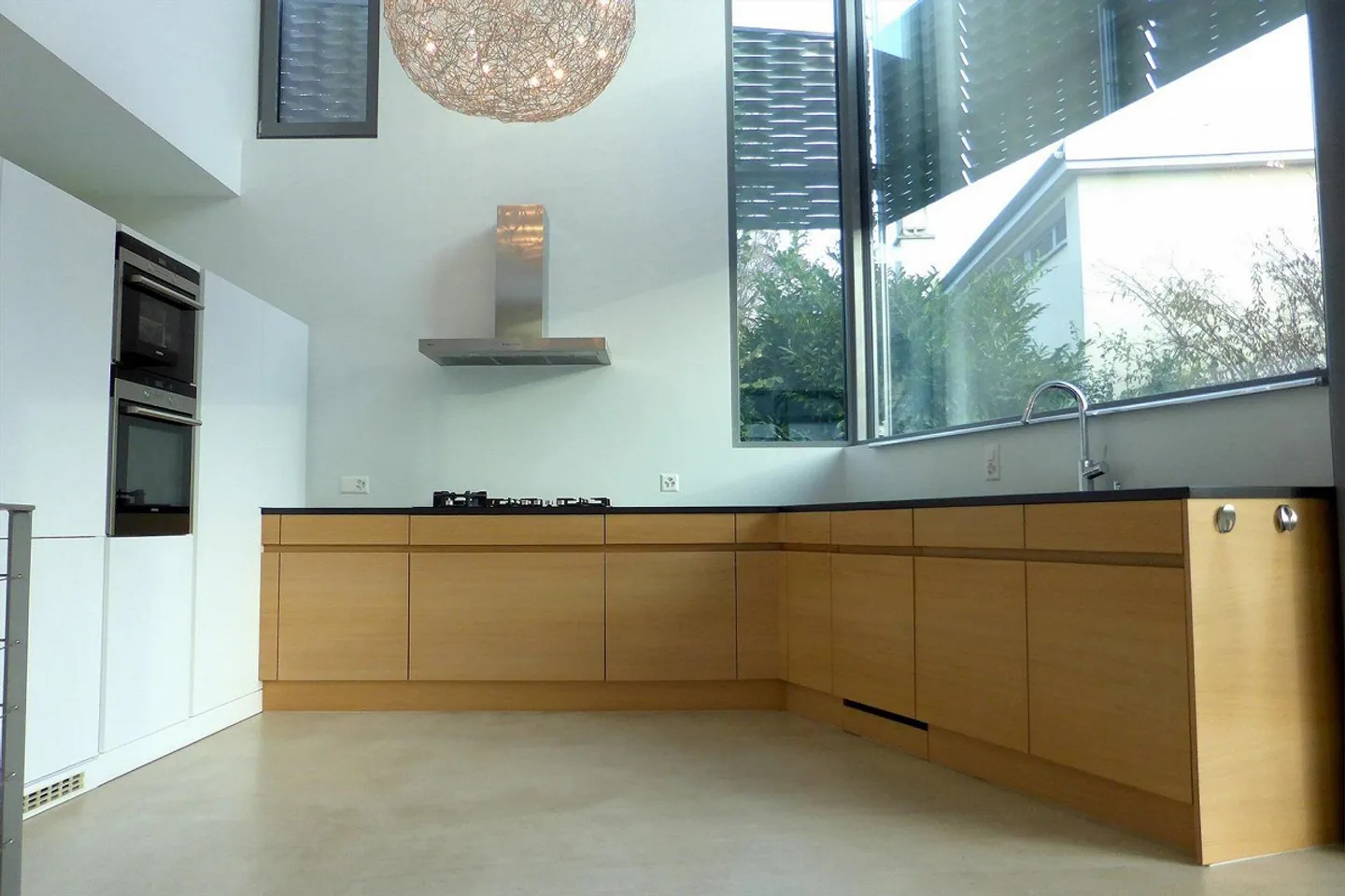 Appartamento duplex moderno e unico con area giardino - Foto 4 di 13