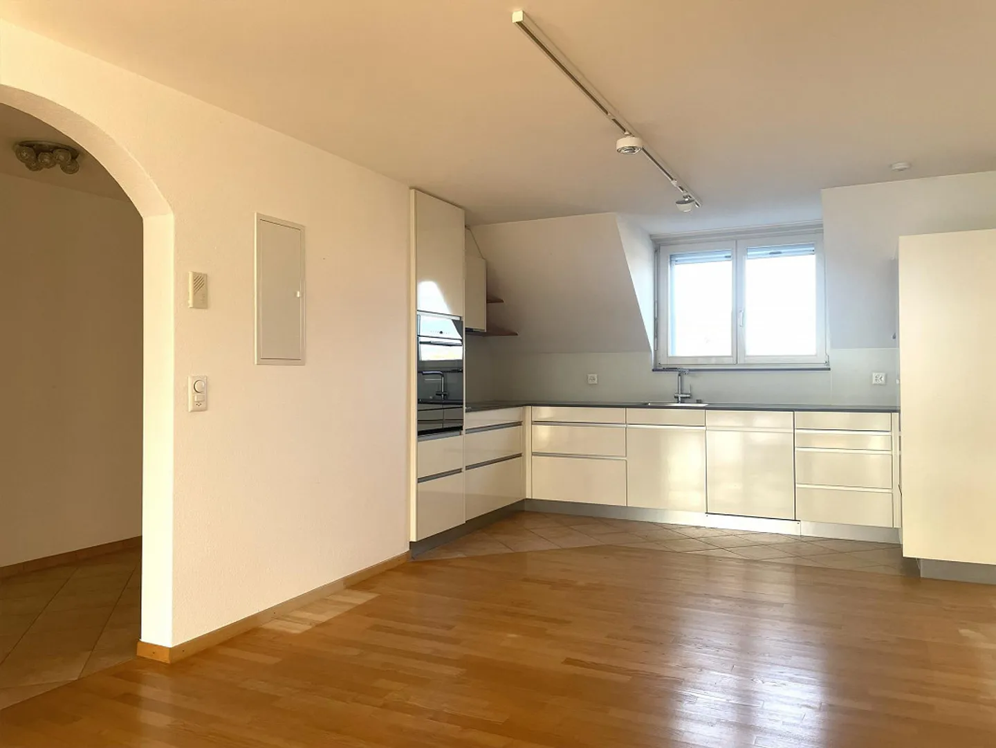 Ampio, tranquillo e molto soleggiato appartamento duplex di 4 1/2 locali - Foto 4 di 18