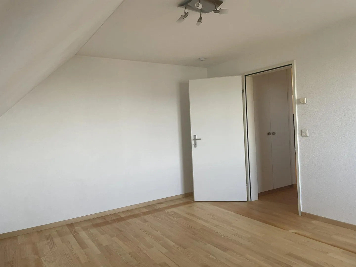 Ampio, tranquillo e molto soleggiato appartamento duplex di 4 1/2 locali - Foto 7 di 18