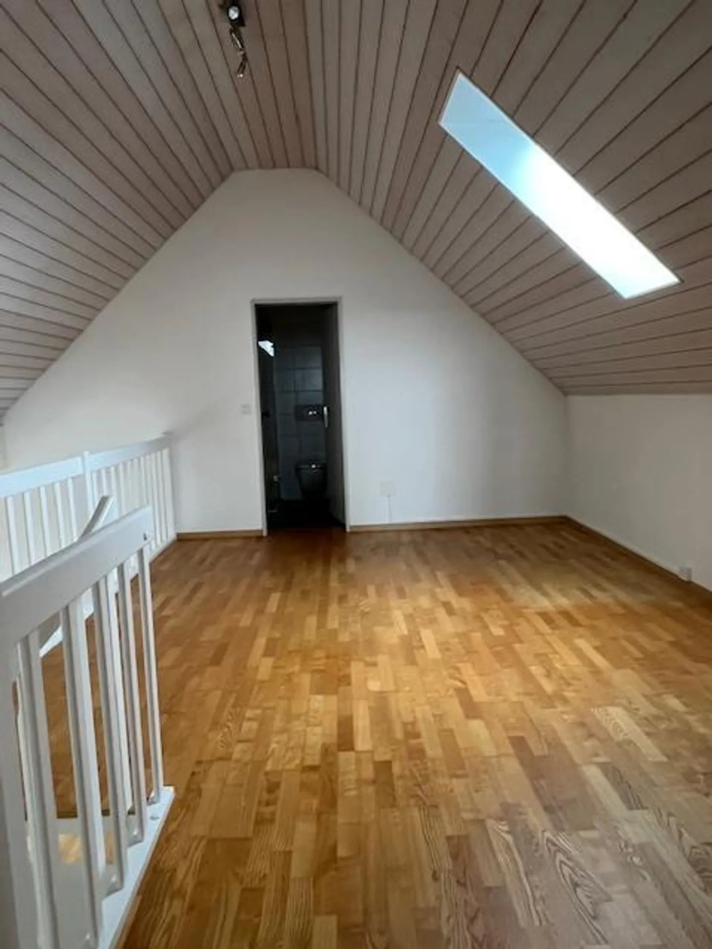 Ampio, tranquillo e molto soleggiato appartamento duplex di 4 1/2 locali - Foto 10 di 18