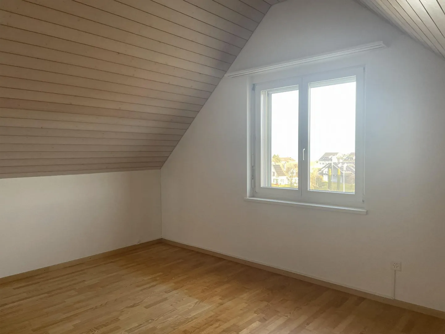 Ampio, tranquillo e molto soleggiato appartamento duplex di 4 1/2 locali - Foto 11 di 18