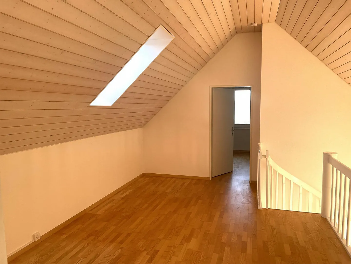 Ampio, tranquillo e molto soleggiato appartamento duplex di 4 1/2 locali - Foto 13 di 18