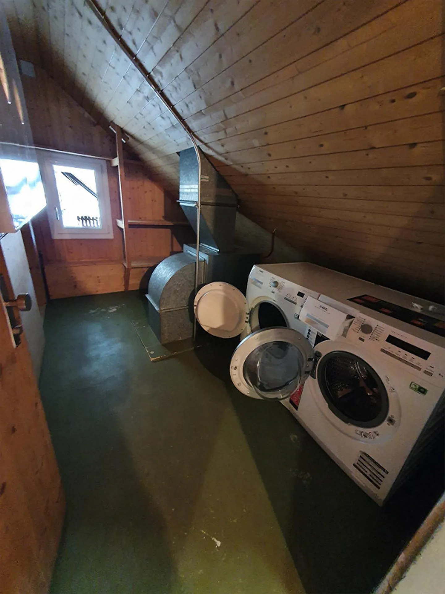 Corner House with Large Gastro Kitchen for Rent - Photo 15 of 17