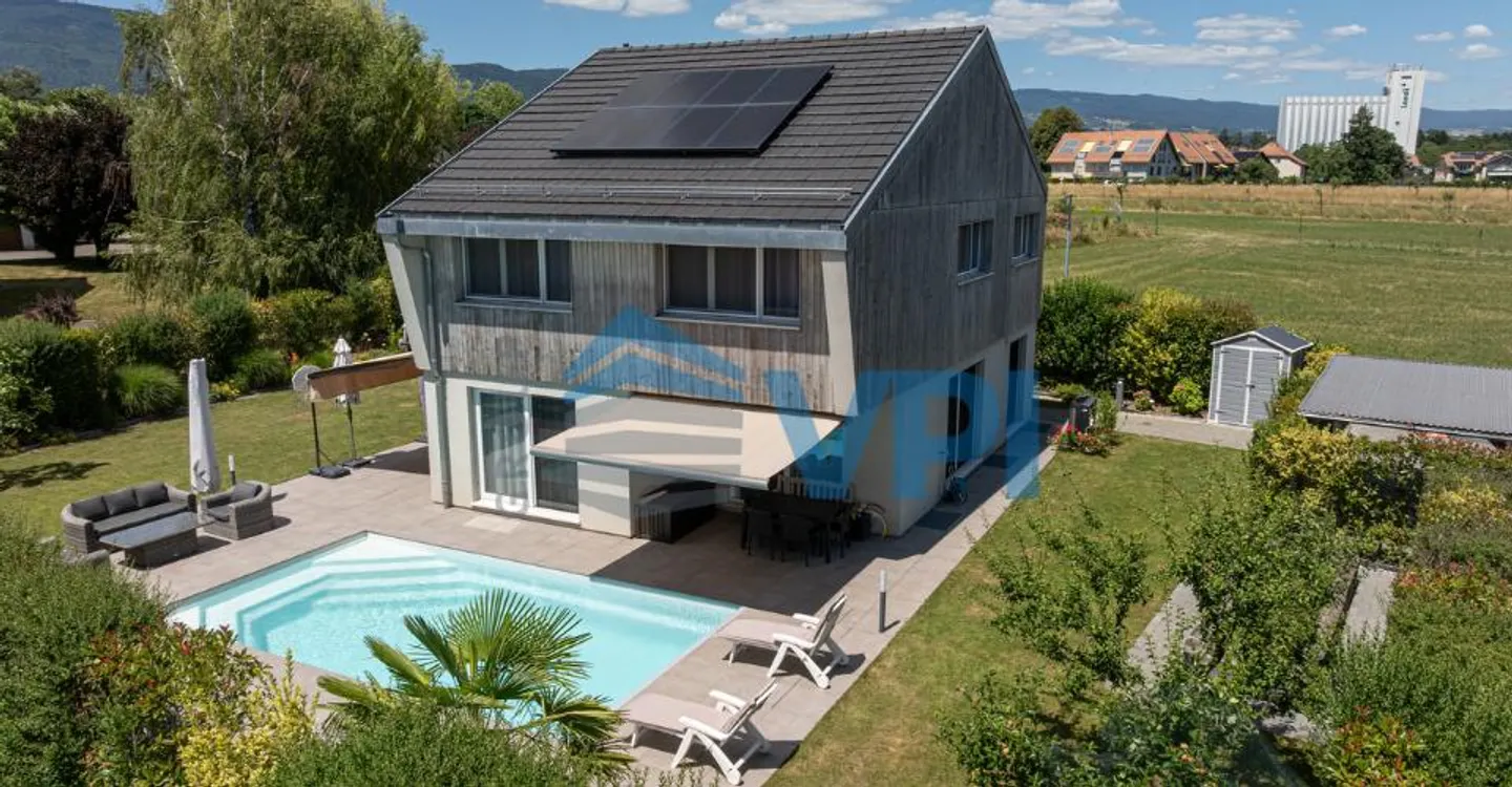 Magnifica villa indipendente di 6,5 locali con piscina - Foto 1 di 12