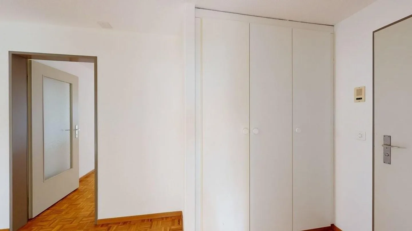 Sunny, in the city, by the lake - Photo 7 of 11