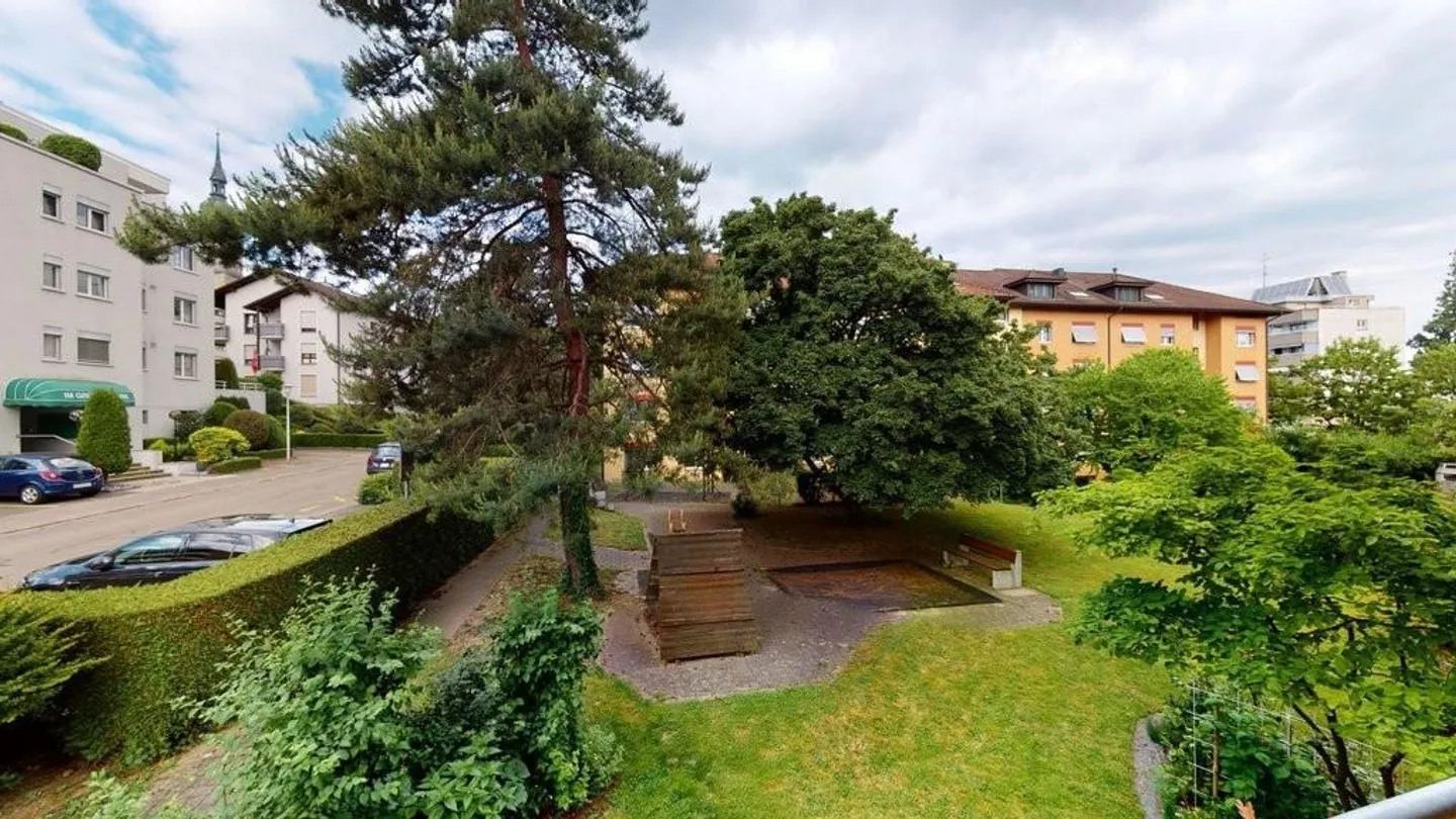 Sunny, in the city, by the lake - Photo 9 of 11