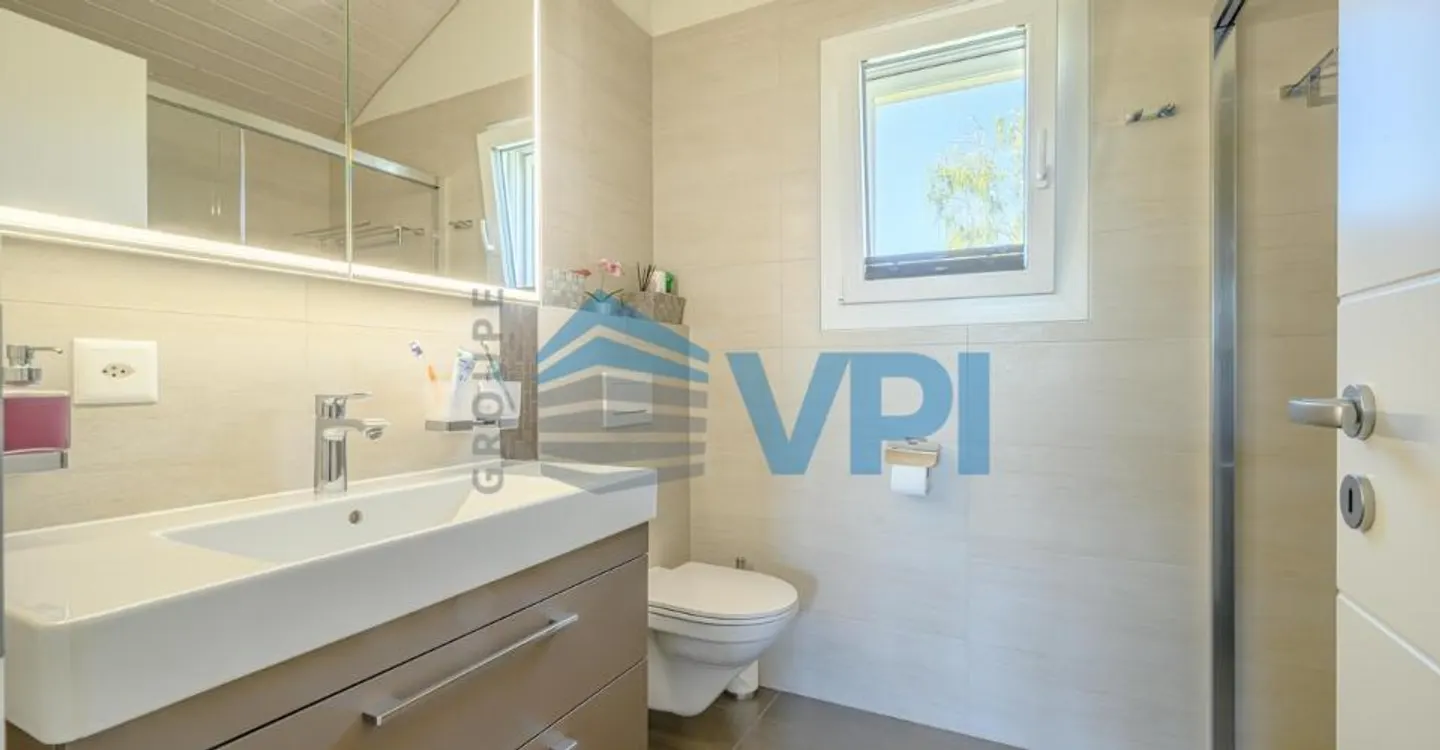 Magnifica villa indipendente di 6,5 locali con piscina - Foto 12 di 12