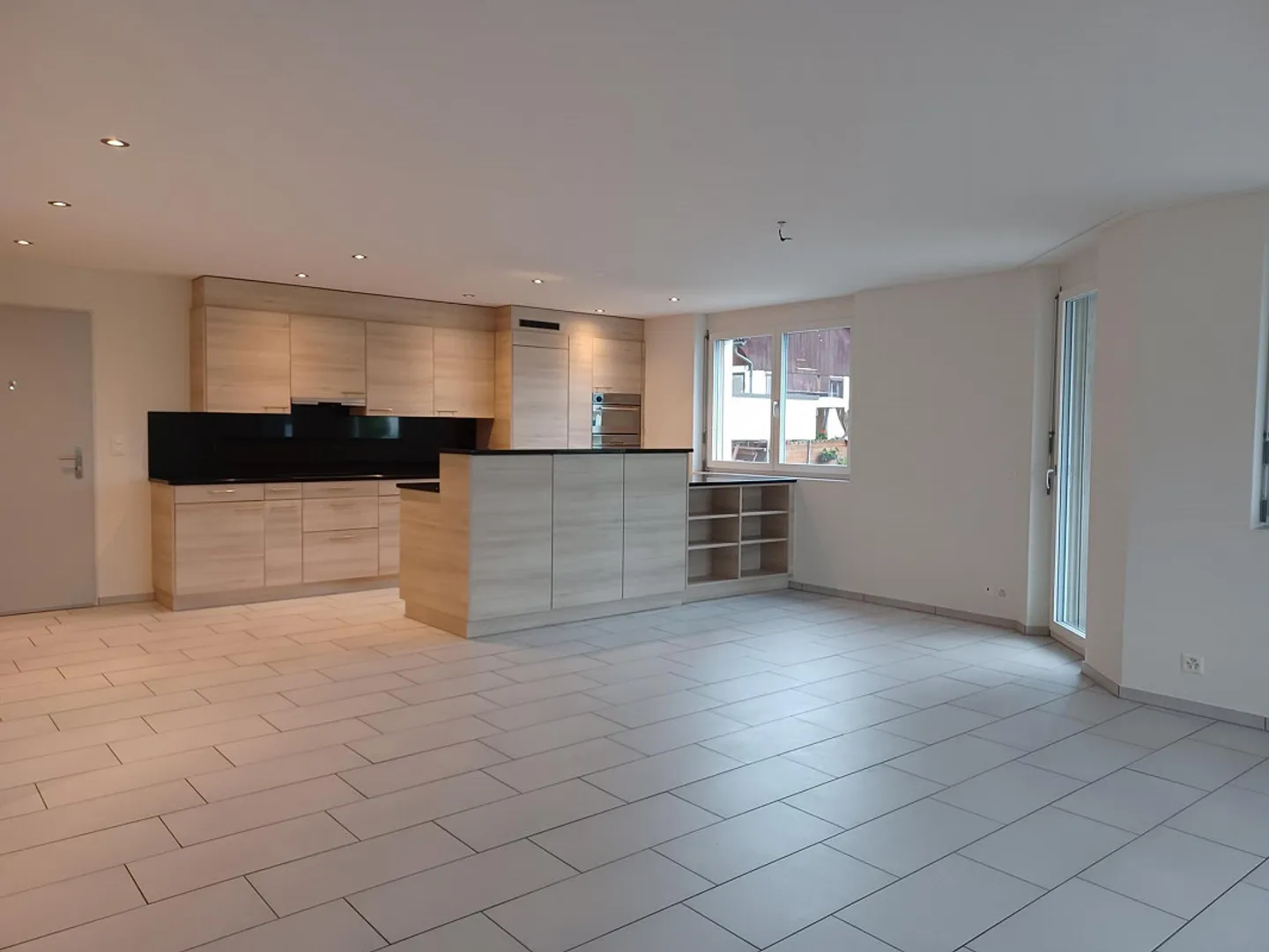 Appartement attrayant de 3,5 pièces avec grand espace de vie et cuisine moderne - Photo 2 sur 5