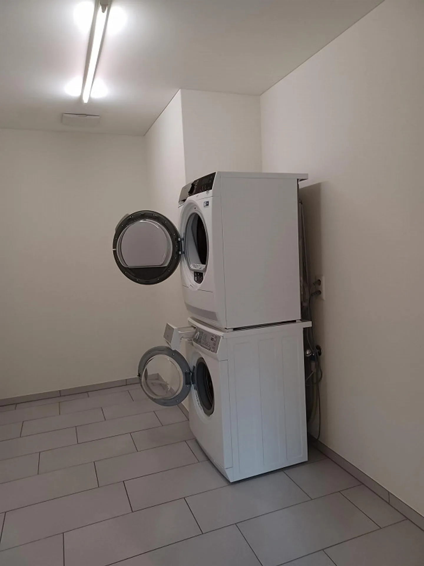 Appartement attrayant de 3,5 pièces avec grand espace de vie et cuisine moderne - Photo 3 sur 5