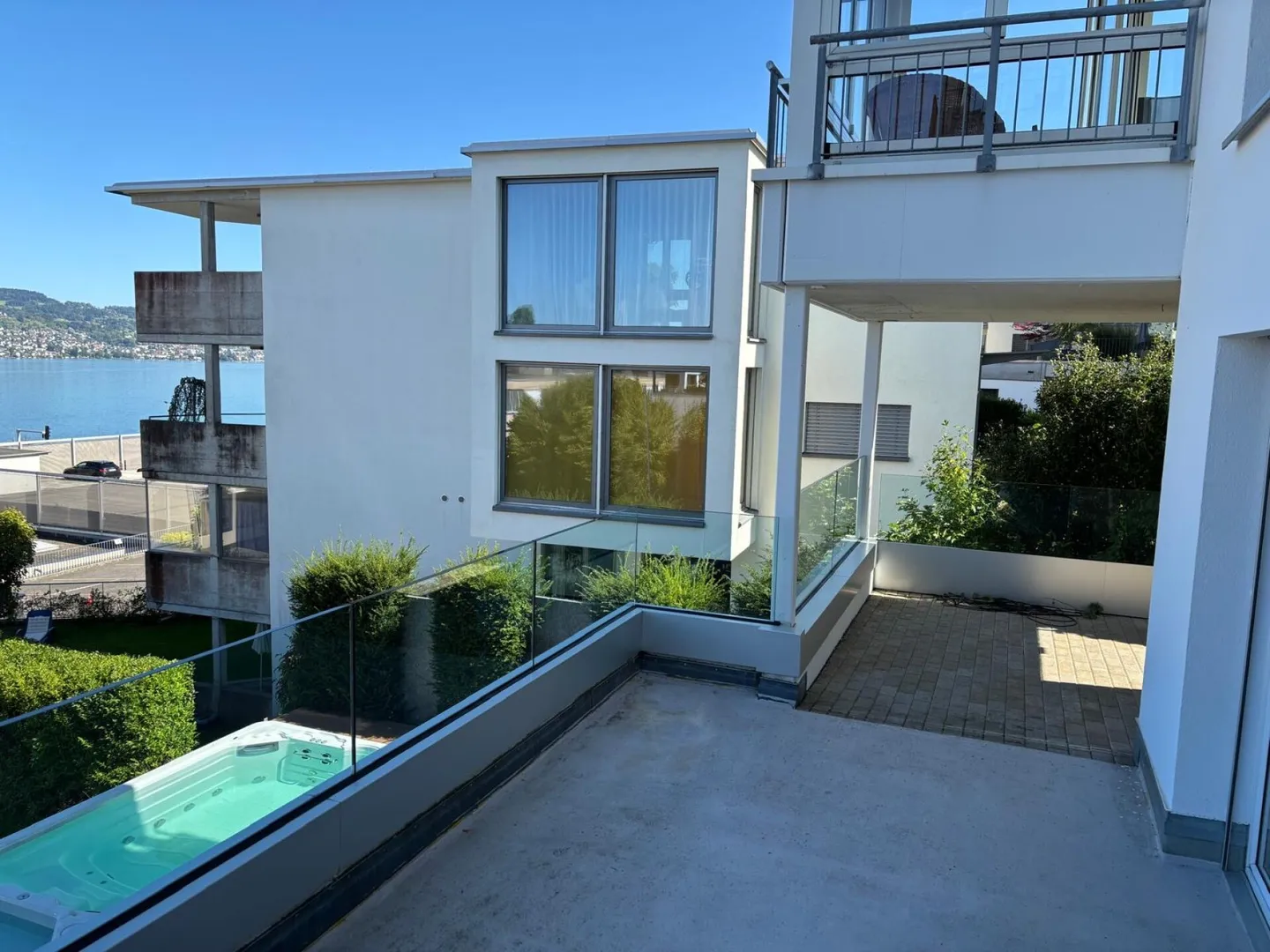 Duplex con vista lago, piscina, terrazza, giardino, vari posti a sedere - Foto 1 di 24