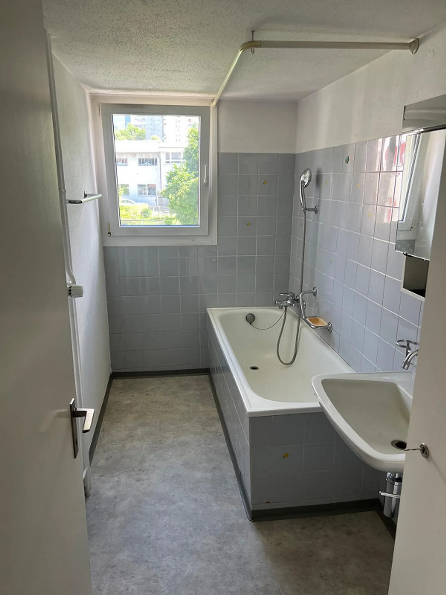 Charming 2-room apartment in a central location in St. Gallen - Photo 3 of 7