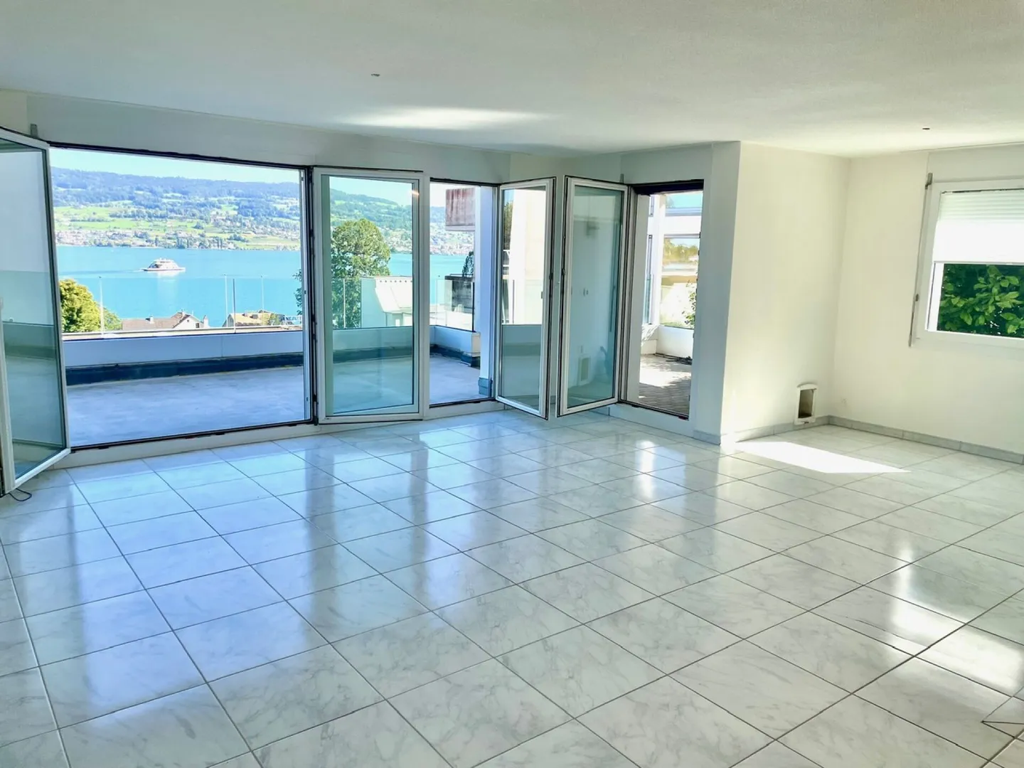 Duplex con vista lago, piscina, terrazza, giardino, vari posti a sedere - Foto 2 di 24