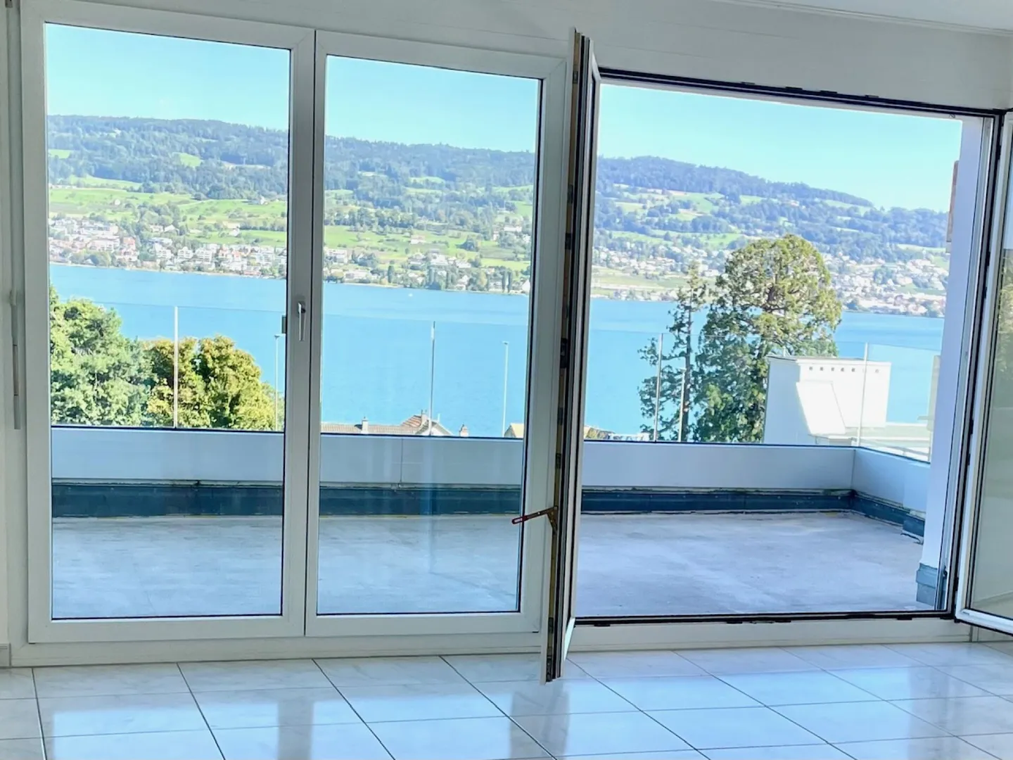 Duplex con vista lago, piscina, terrazza, giardino, vari posti a sedere - Foto 3 di 24