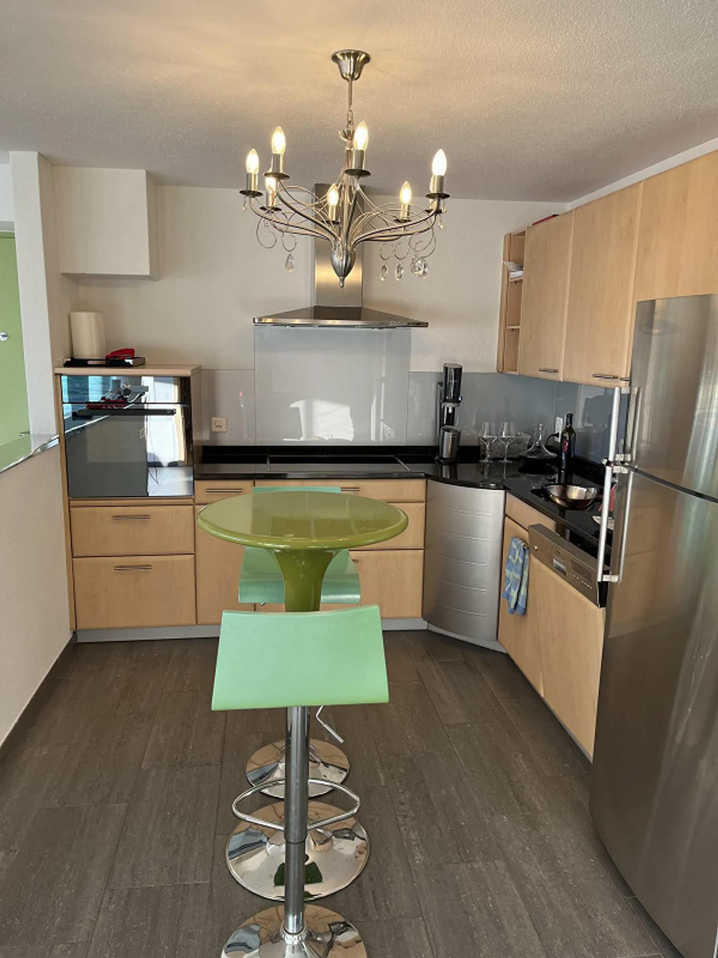 Ampio appartamento di 3.5 stanze con vista lago - Foto 3 di 10