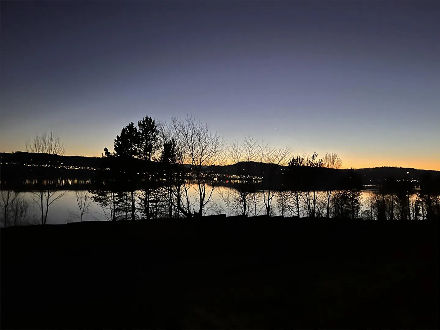 Ampio appartamento di 3.5 stanze con vista lago - Foto 4 di 10