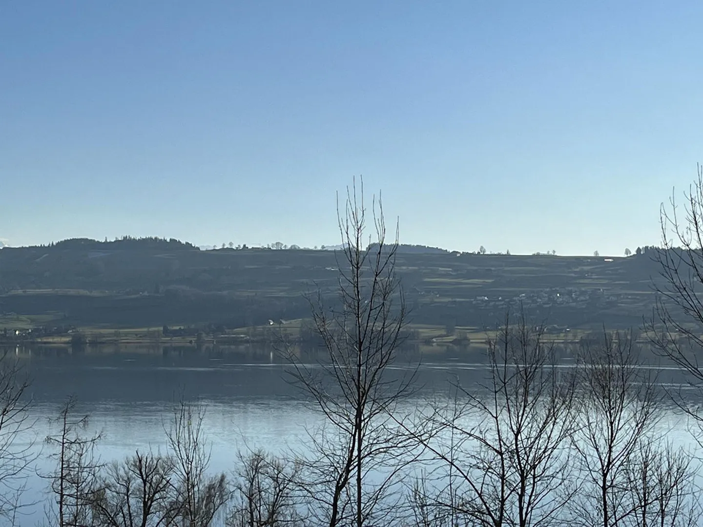 Ampio appartamento di 3.5 stanze con vista lago - Foto 5 di 10