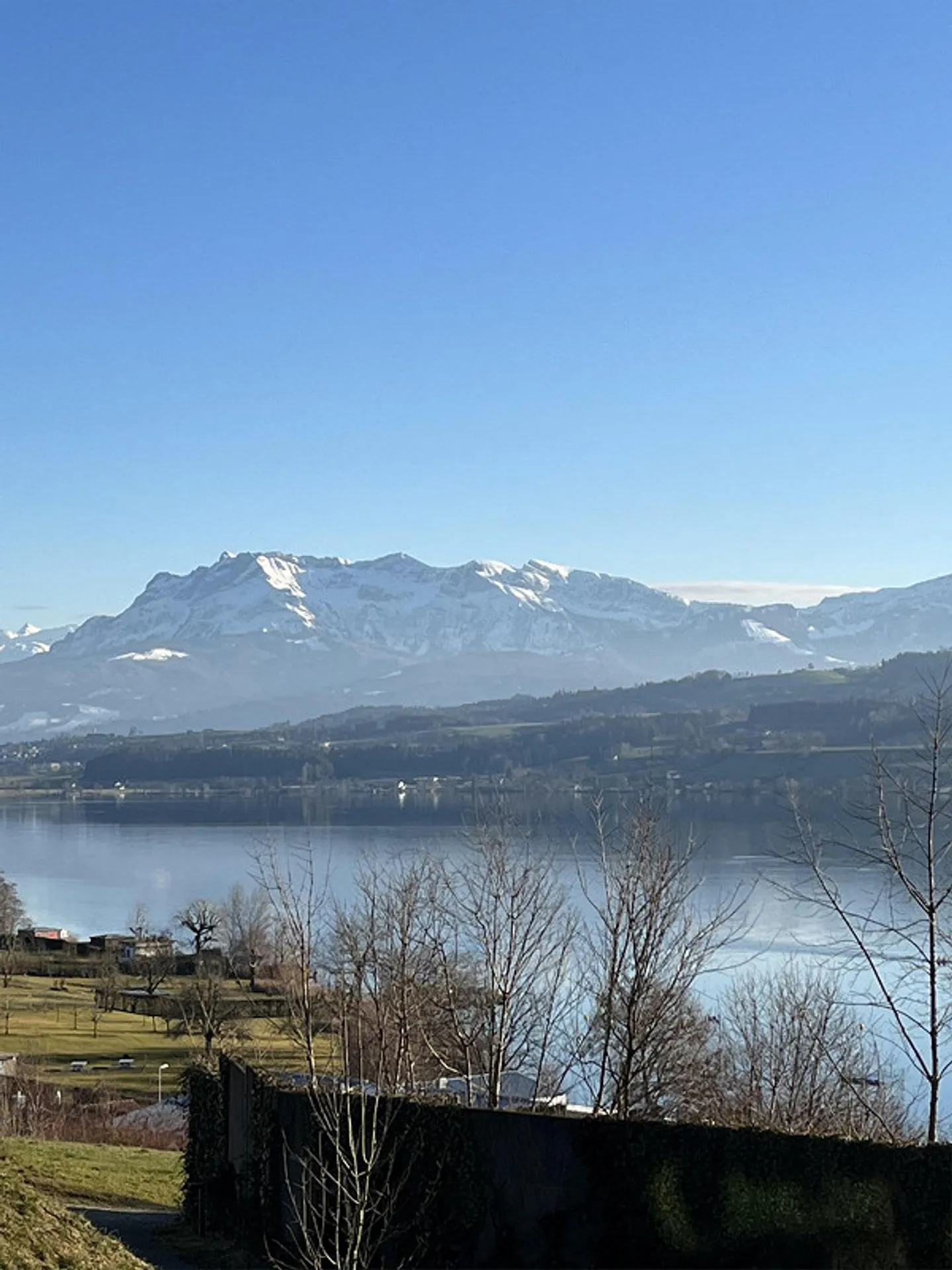 Ampio appartamento di 3.5 stanze con vista lago - Foto 6 di 10