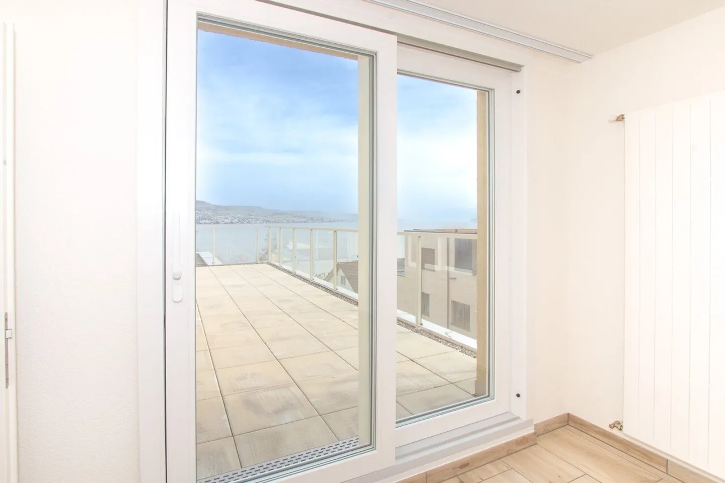 Modernes Apartment mit Seesicht - Foto 5 von 9