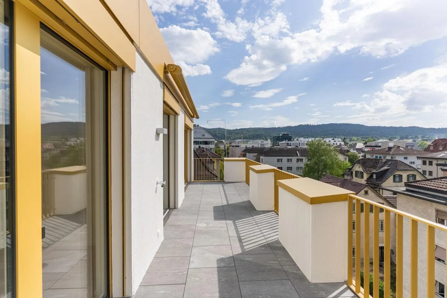 In the Heart of Altstetten - Penthouse Apartment with a View and Sunshine - Photo 1 of 11