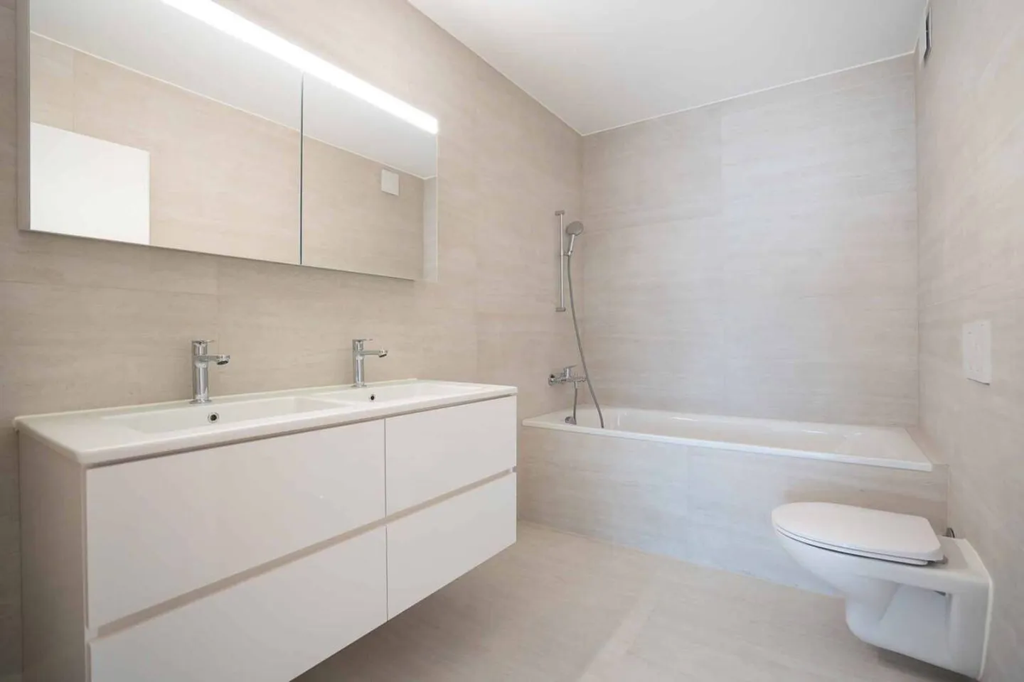 Nuova promozione: appartamento d'angolo di 4,5 stanze con balcone coperto di 54 - Foto 8 di 13