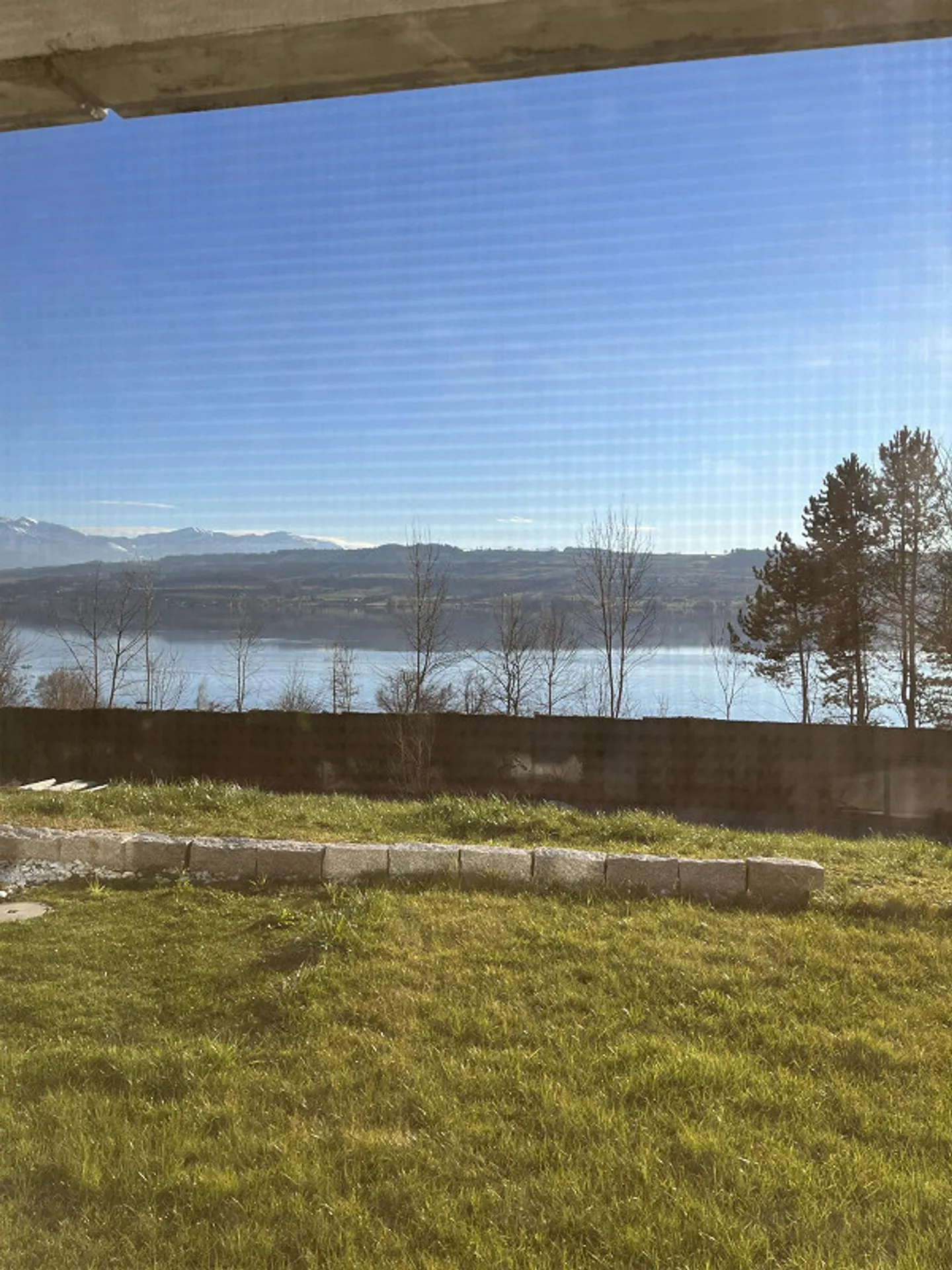 Ampio appartamento di 3.5 stanze con vista lago - Foto 8 di 10