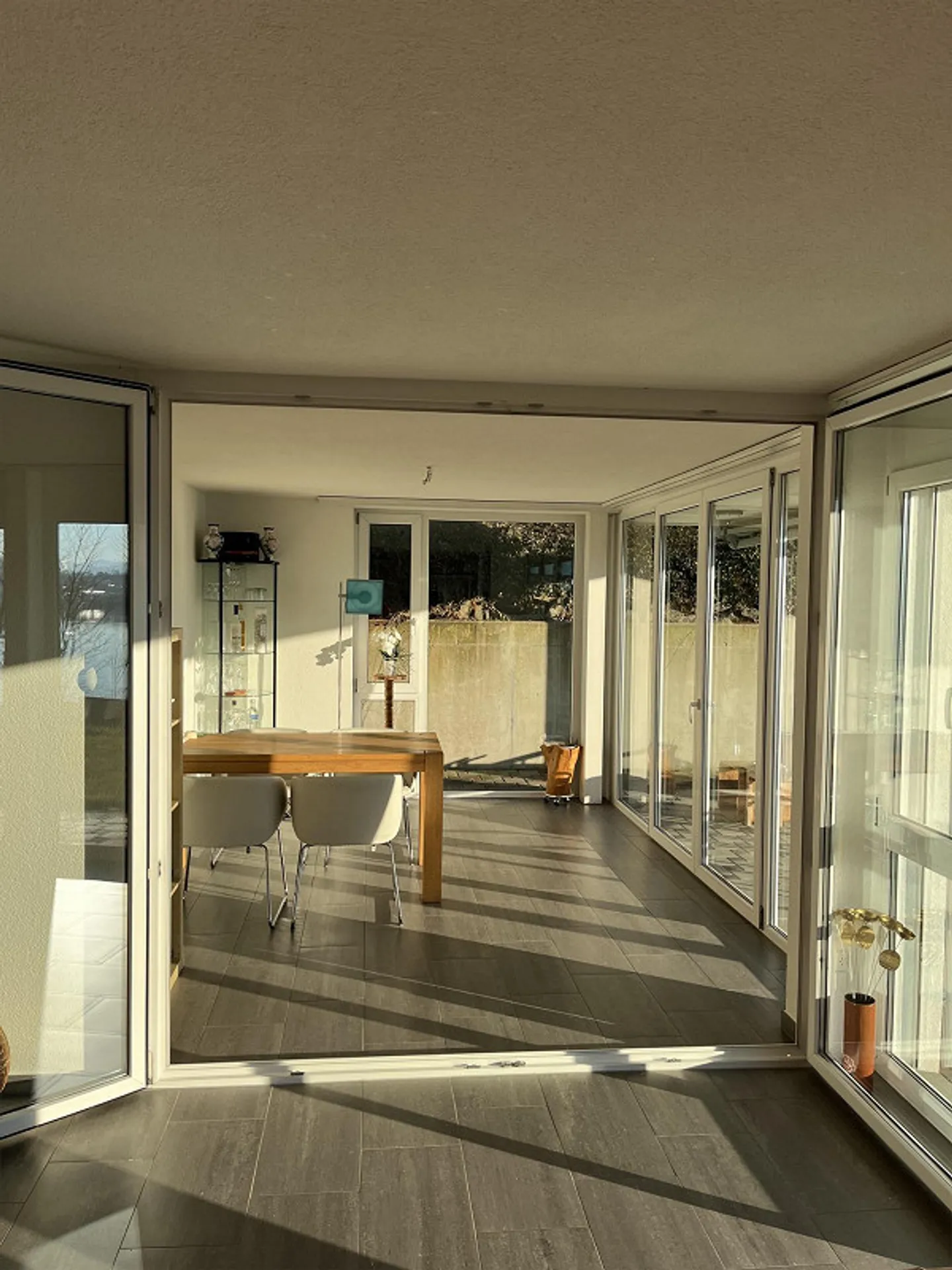 Ampio appartamento di 3.5 stanze con vista lago - Foto 9 di 10