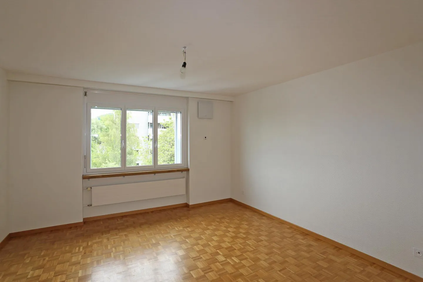 Quietly located 5.5-room apartment near the forest - Photo 8 of 9