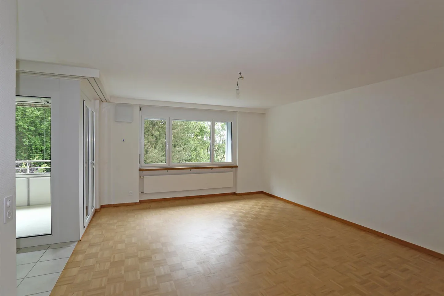 Quietly located 5.5-room apartment near the forest - Photo 5 of 9