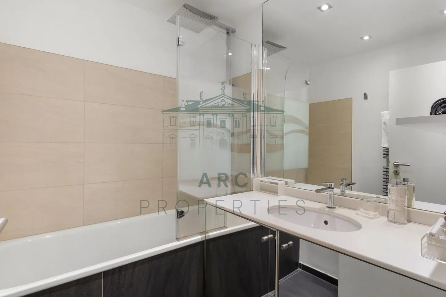 CHAMPEL - RENOVATED APARTMENT WITH BEAUTIFUL AMENITIES - Photo 8 of 9