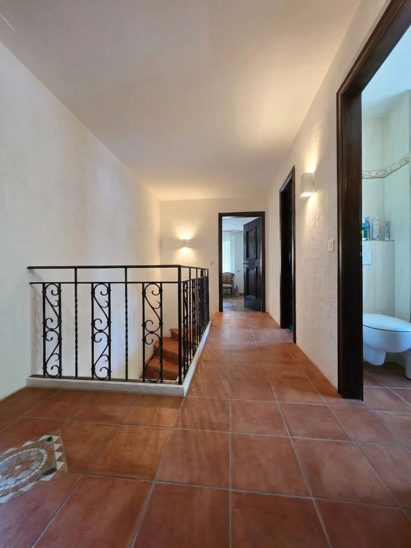 Elegante Villa mit Aussicht - Foto 10 von 17
