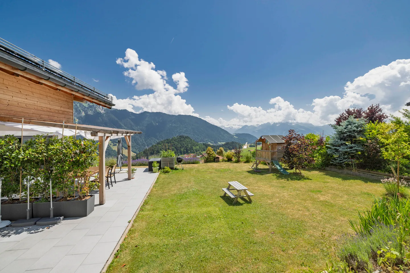 Modern Chalet with Stunning Views - Photo 3 of 19