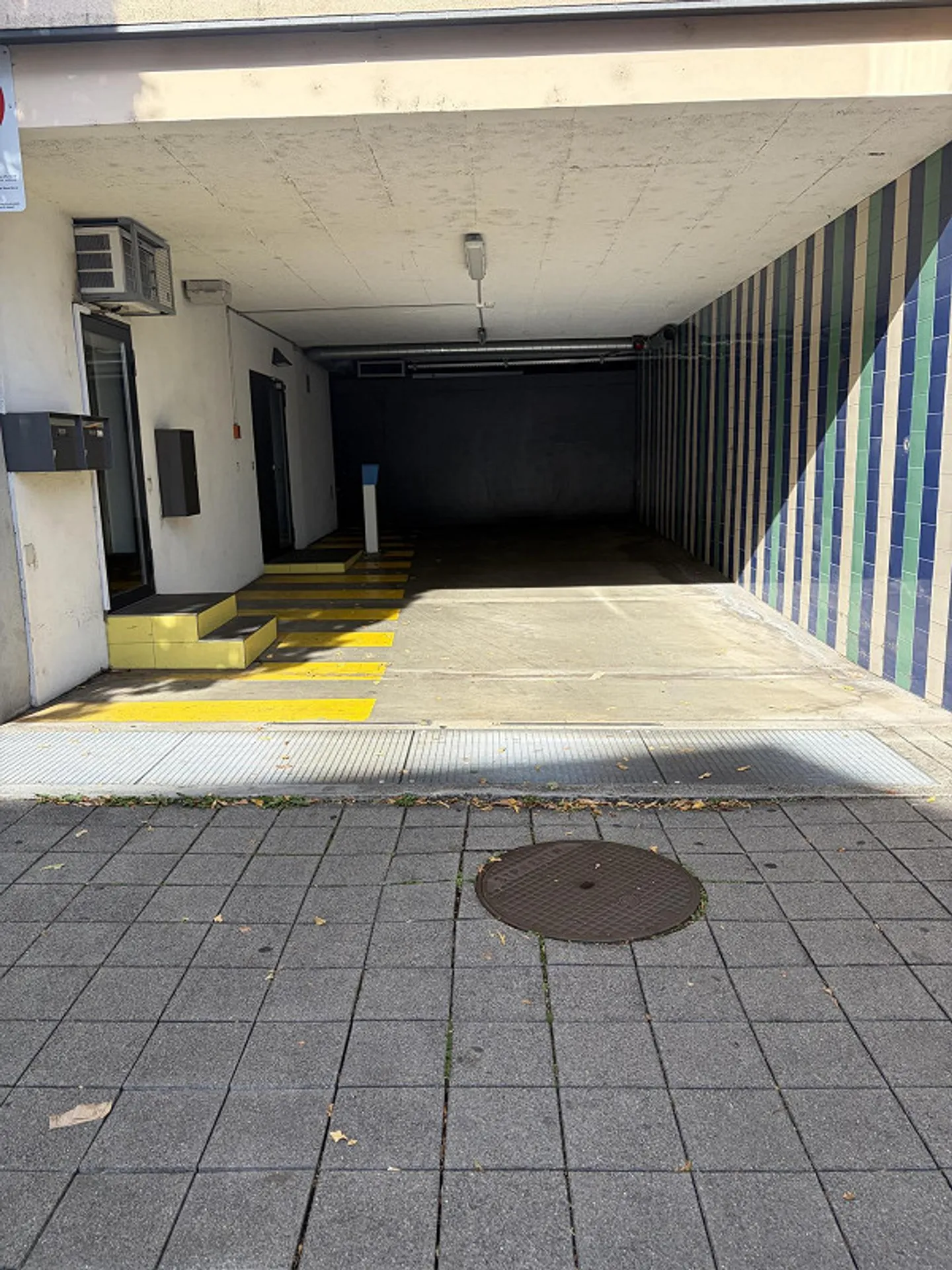 Place de parking de garage disponible immédiatement - Photo 1 sur 4
