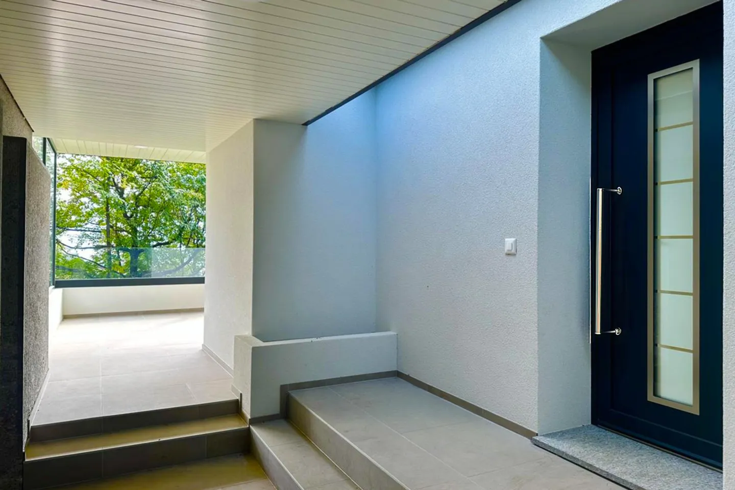 Geräumige renovierte Villa in ruhiger Wohnlage - Foto 3 von 17