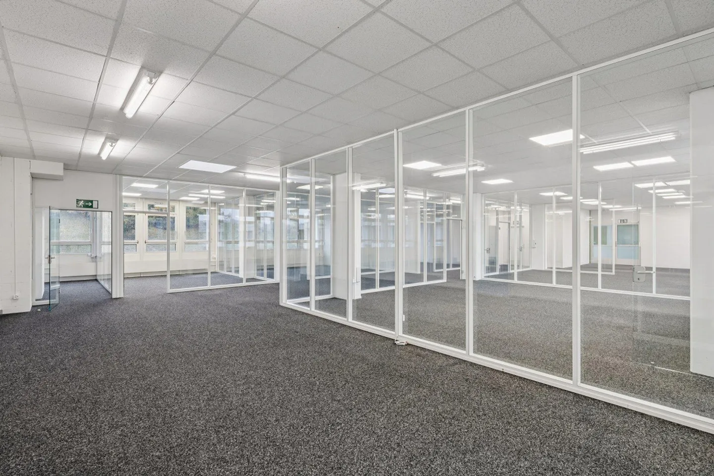Bureaux prêts à emménager et aménagés pour CHF 90.00/m²/an - Photo 3 sur 13