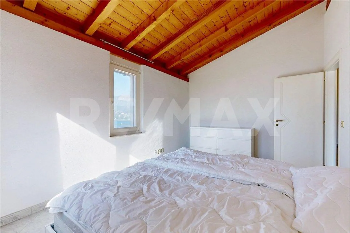 4.5 Room House - Photo 10 of 13