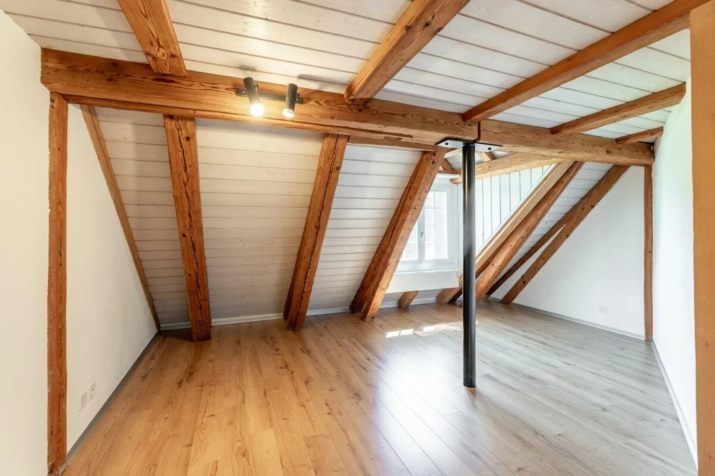 Single-family house with history in a rural setting - Photo 8 of 12