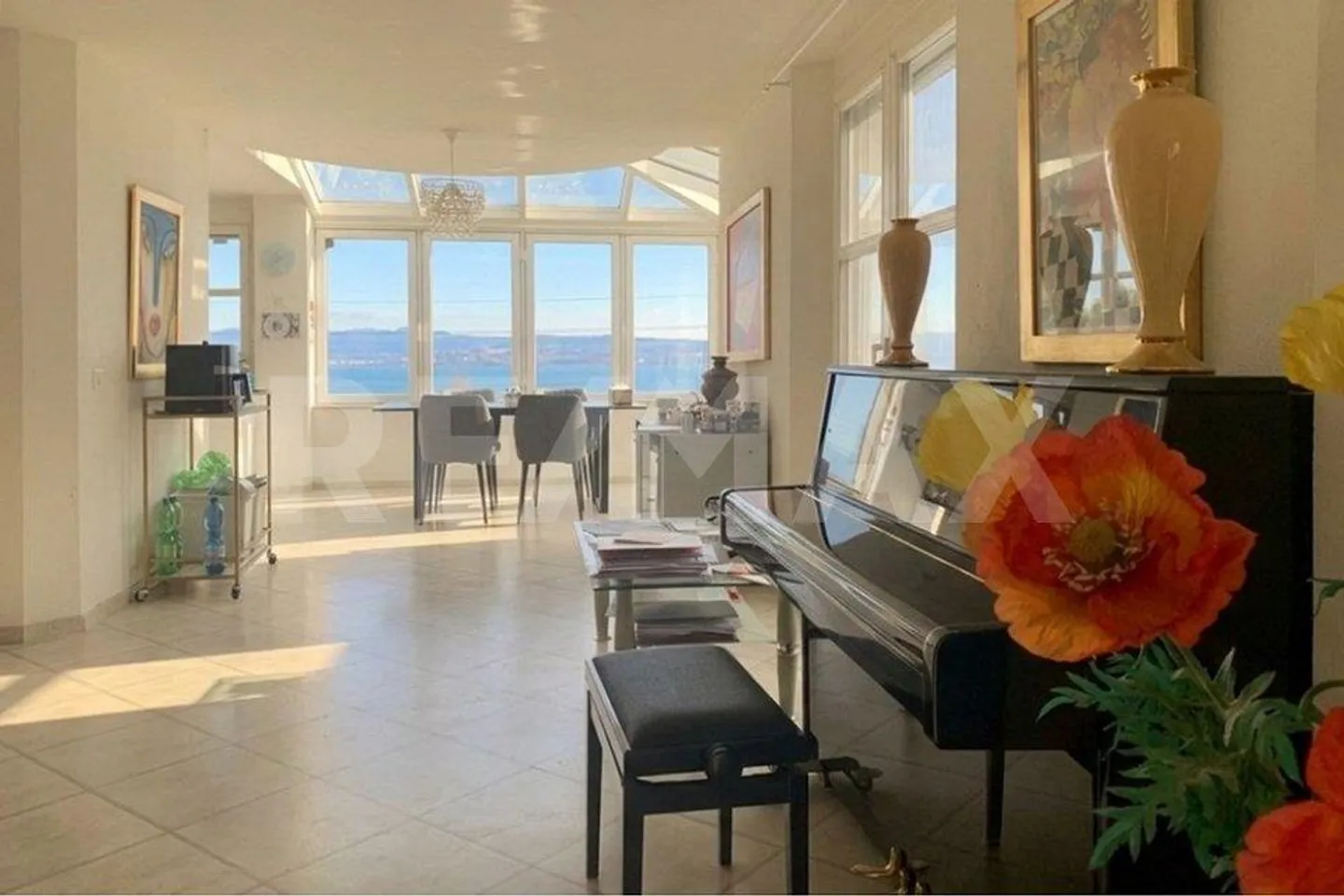 Ampia casa d'angolo con vista lago - Foto 3 di 13