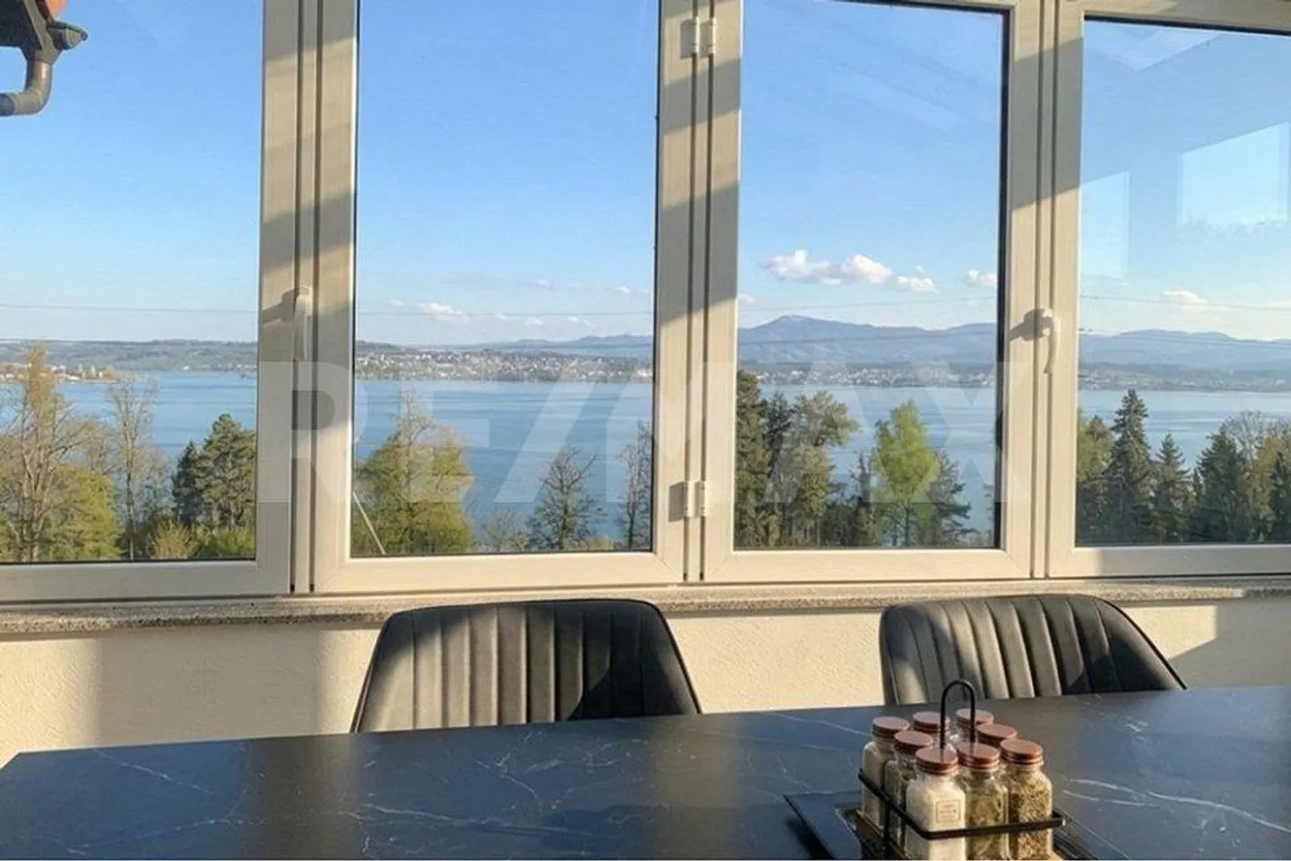 Ampia casa d'angolo con vista lago - Foto 4 di 13