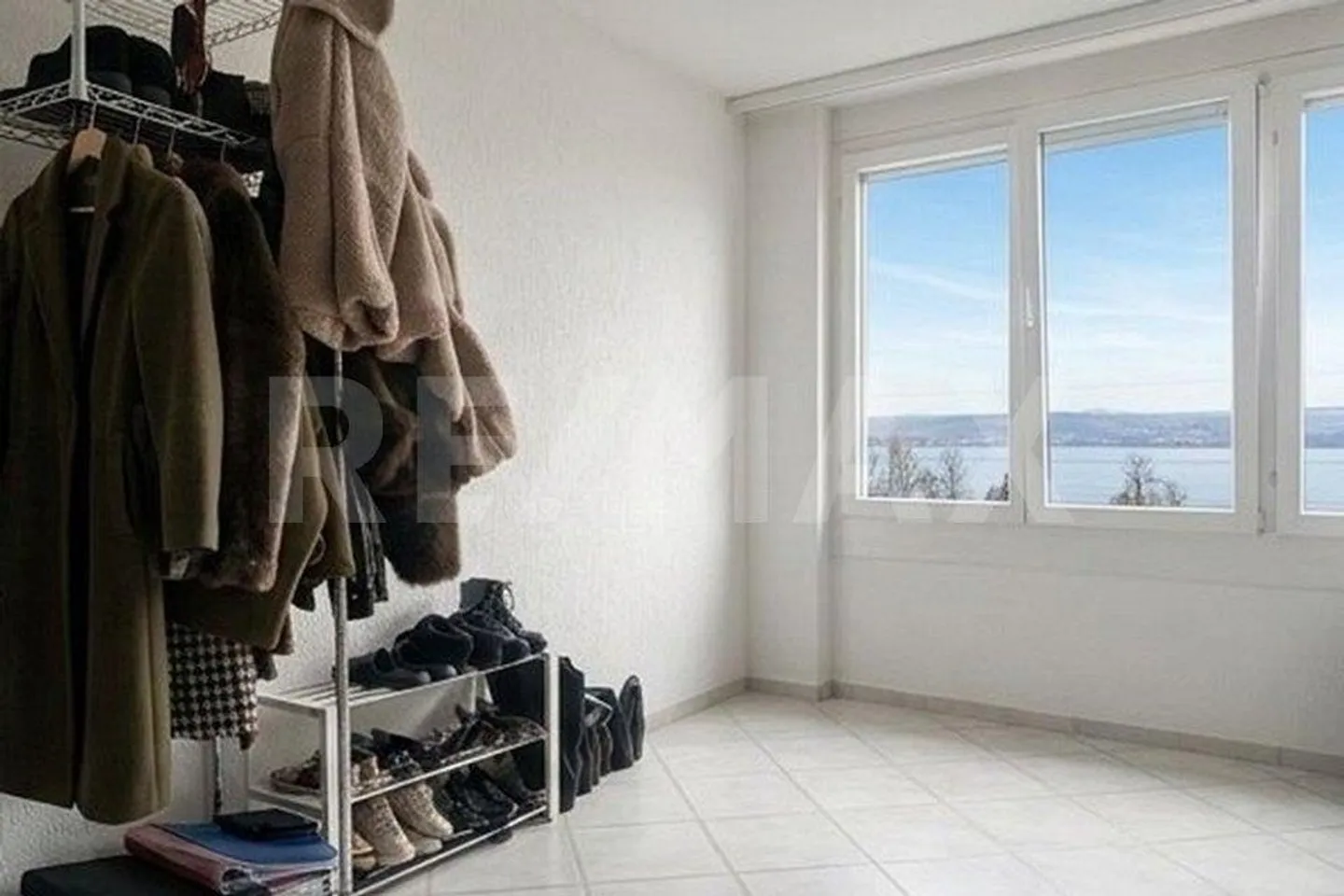 Ampia casa d'angolo con vista lago - Foto 5 di 13