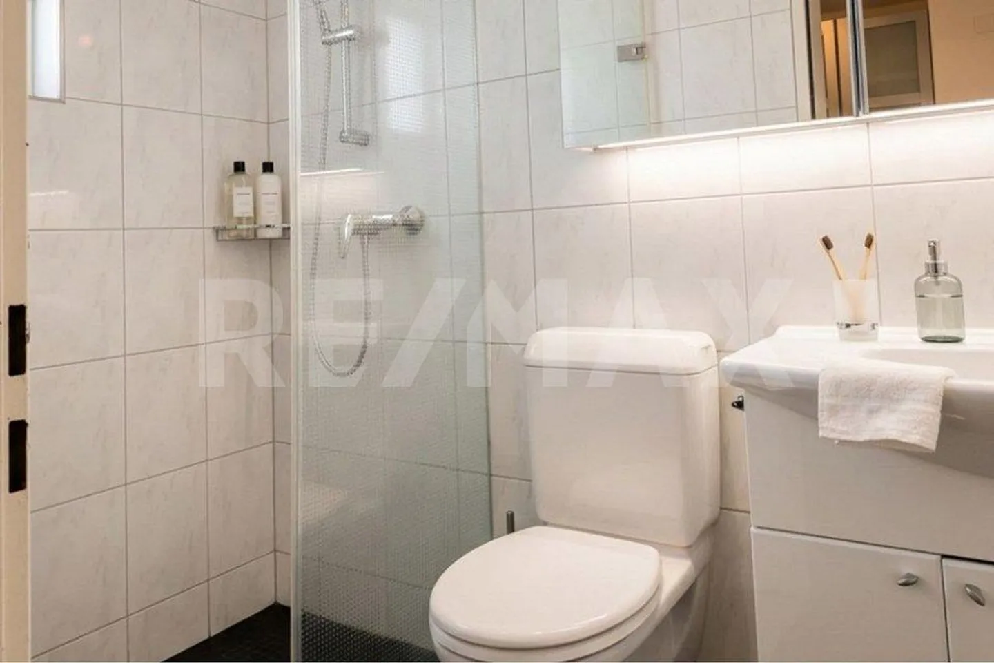 Ampia casa d'angolo con vista lago - Foto 7 di 13