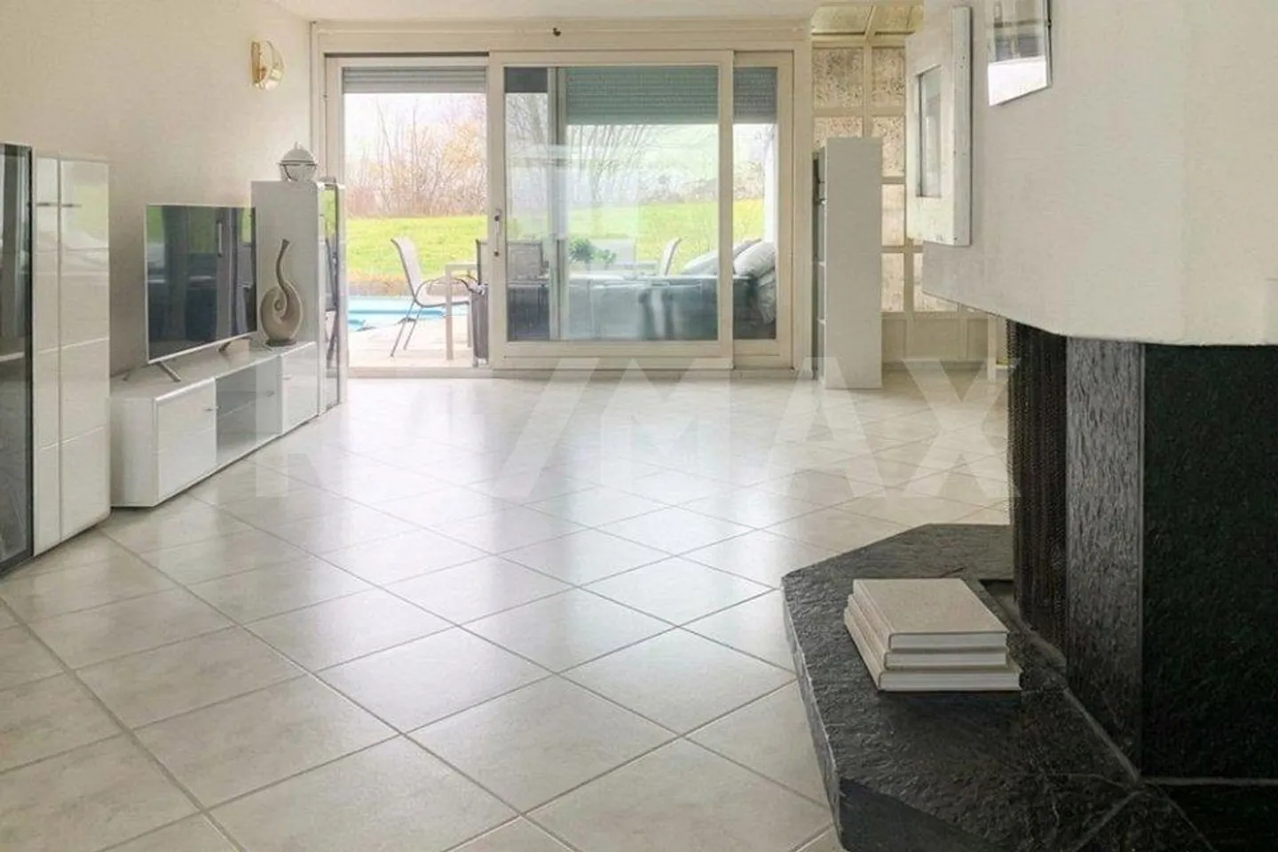 Ampia casa d'angolo con vista lago - Foto 8 di 13