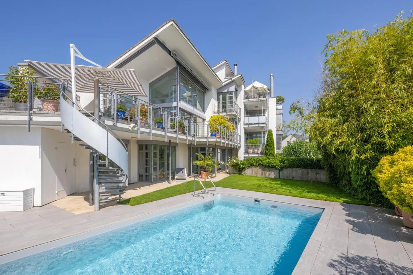 Herrliberg : Maison individuelle avec piscine, terrasse et vue sur le lac - Photo 2 sur 7