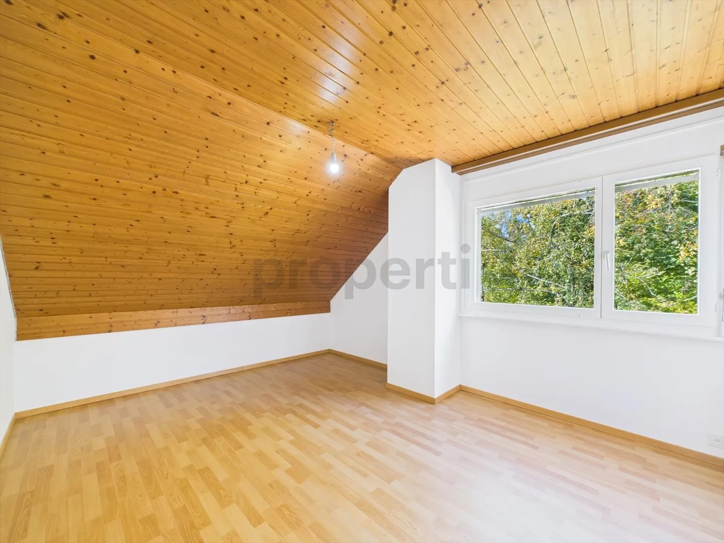 Renoviertes 5,5-Zimmer-Doppelhaus mit Garten, Veranda und großem Wohnzimmer - Foto 6 von 13