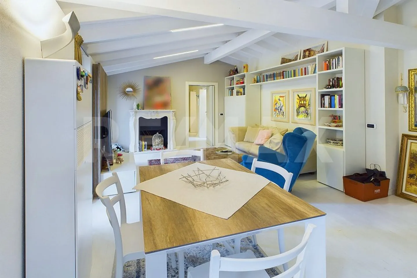 Elegant apartment in the historic village center of Porza - Photo 4 of 13