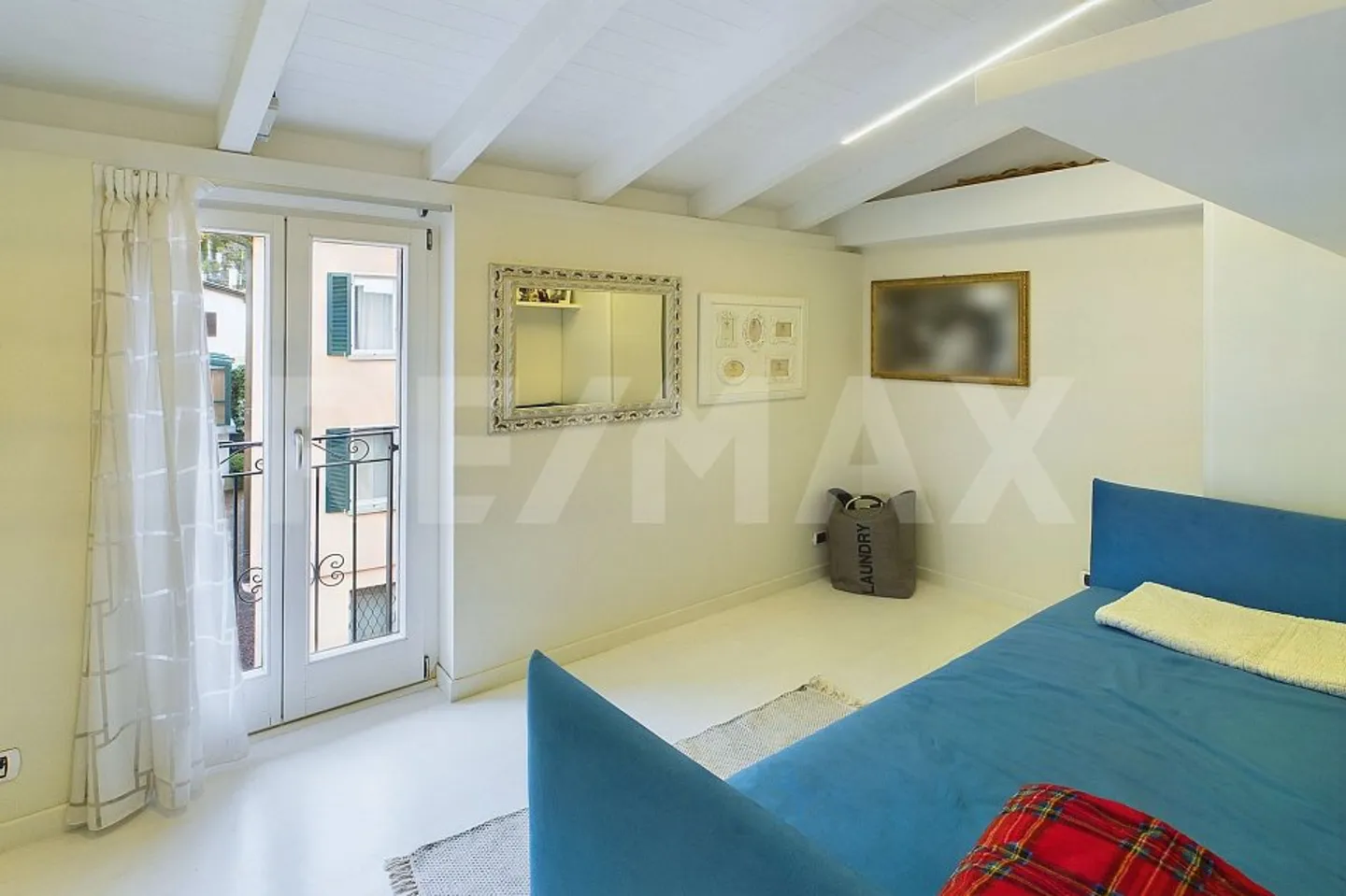 Elegant apartment in the historic village center of Porza - Photo 9 of 13