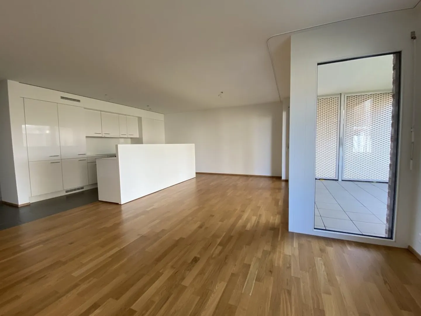 Moderne 3.5-Zimmer-Wohnung im Grünen - Foto 3 von 8