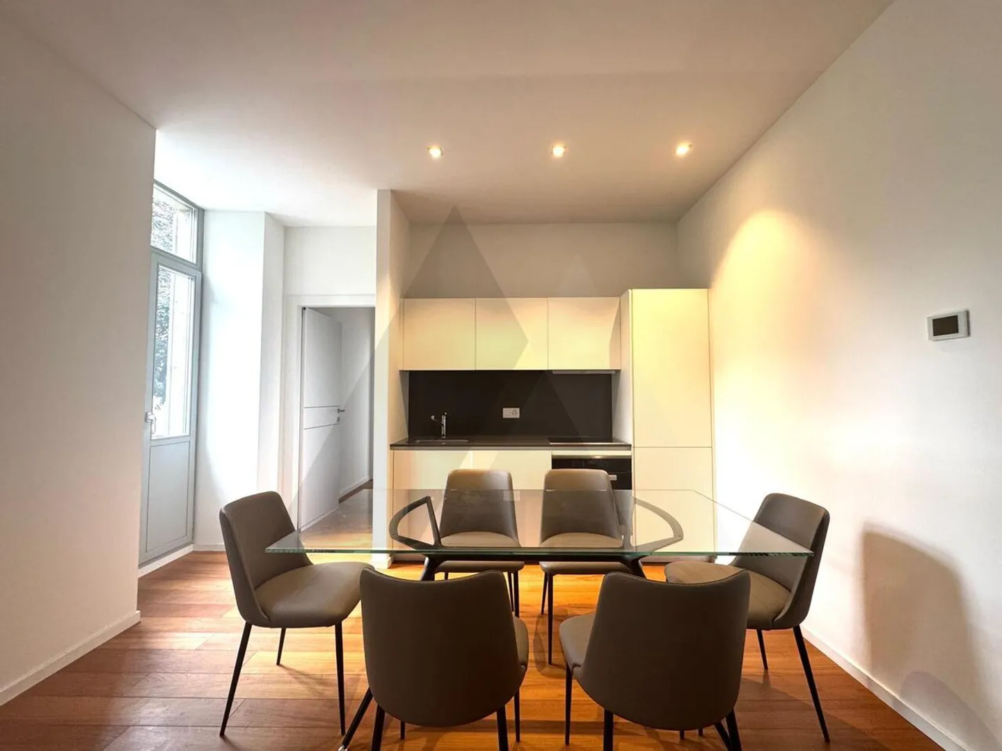LUGANO CENTRO - 2,5 LOCALI RISTRUTTURATI IN PALAZZO STORICO - Foto 2 di 10